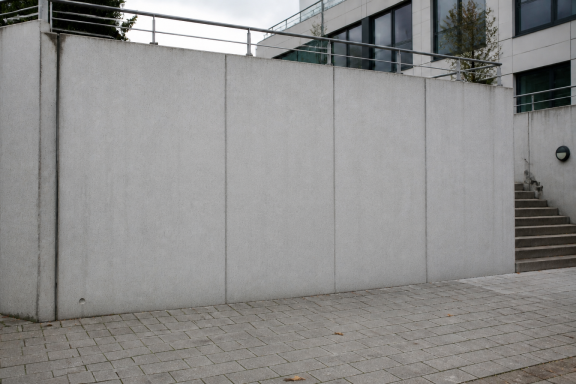 Saubere Wand nach professioneller Graffitientfernung